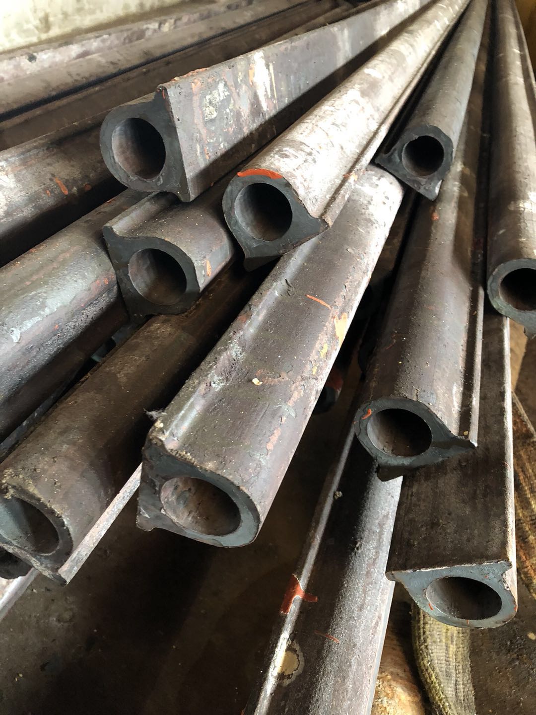 Φ63.5×8 （SA-210C)管壁厚度均勻，材質(zhì)符合要求，管壁厚度不超8.1mm，兩管中心距89mm，，鰭片厚度6mm，管長(zhǎng)度6M,每排6根管束，管口鰭片據(jù)管口留50mm的距離便于焊接