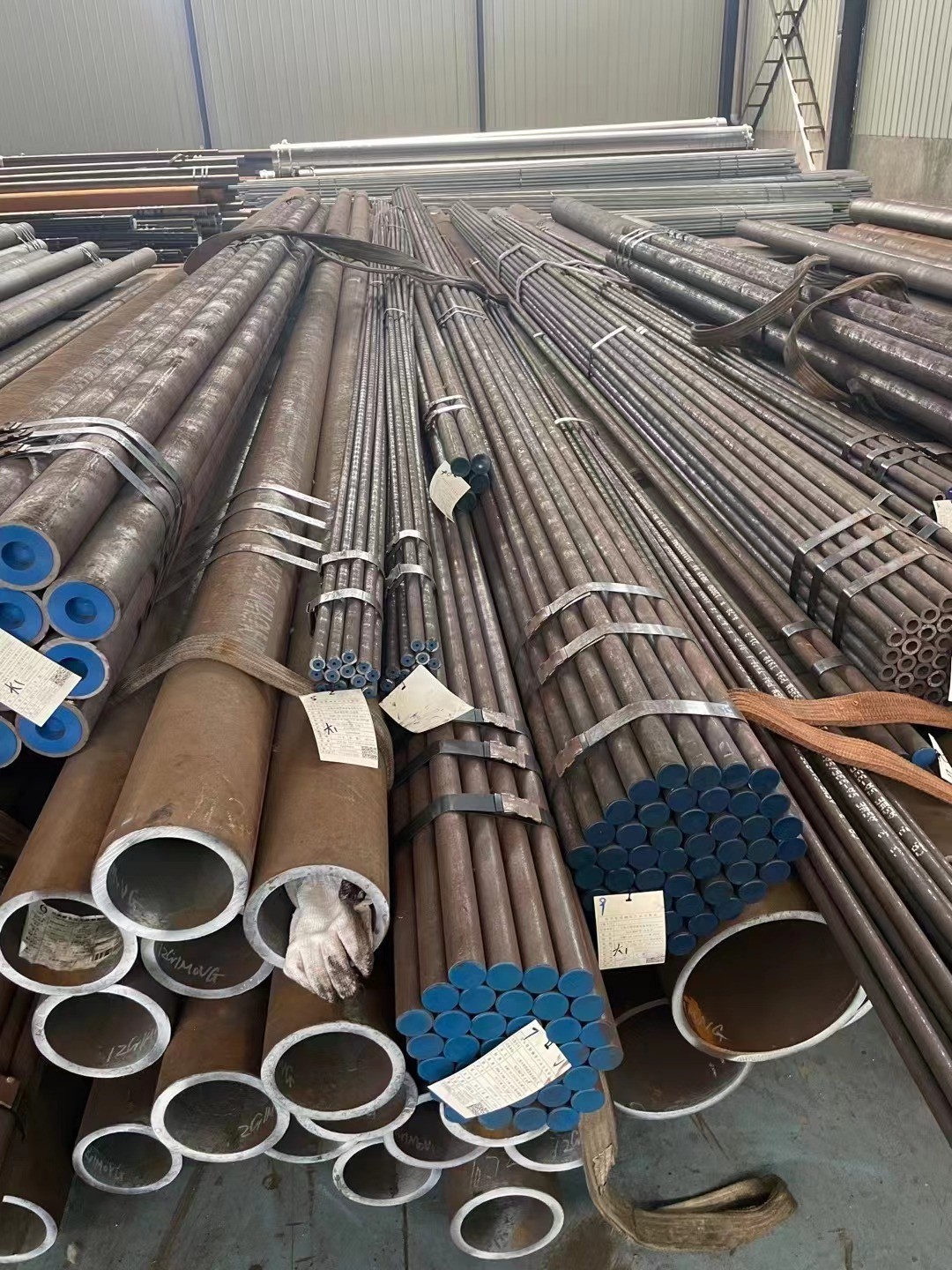 乙烯裝置超高壓蒸汽管道設(shè)計(jì)溫度545℃，設(shè)計(jì)壓力13.5MPa，設(shè)計(jì)選用A335-P91鋼，規(guī)格Φ168.3×14.27~Φ609.6×46.02