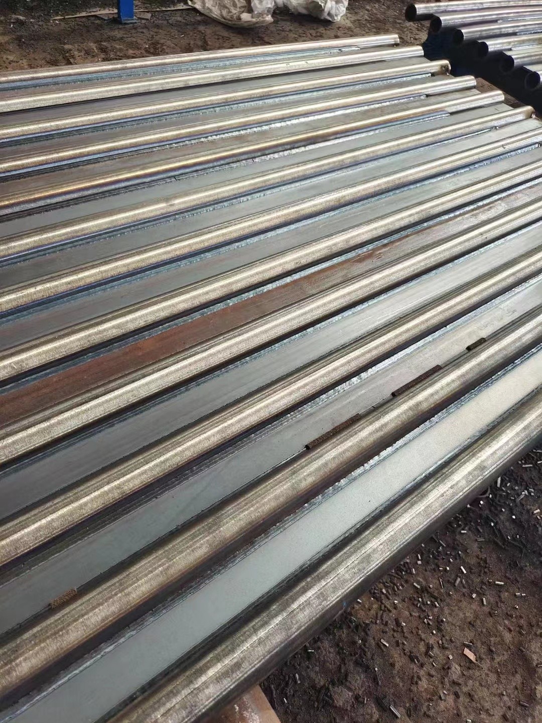 Φ38.1×7.5 SA-213T2 每件9根水冷壁管一排，長(zhǎng)12米，管節(jié)距50.8mm,鰭片連接，鰭片為膜式扁鋼厚δ6.4㎜，材料為15CrMo，采用雙面坡口焊接型式