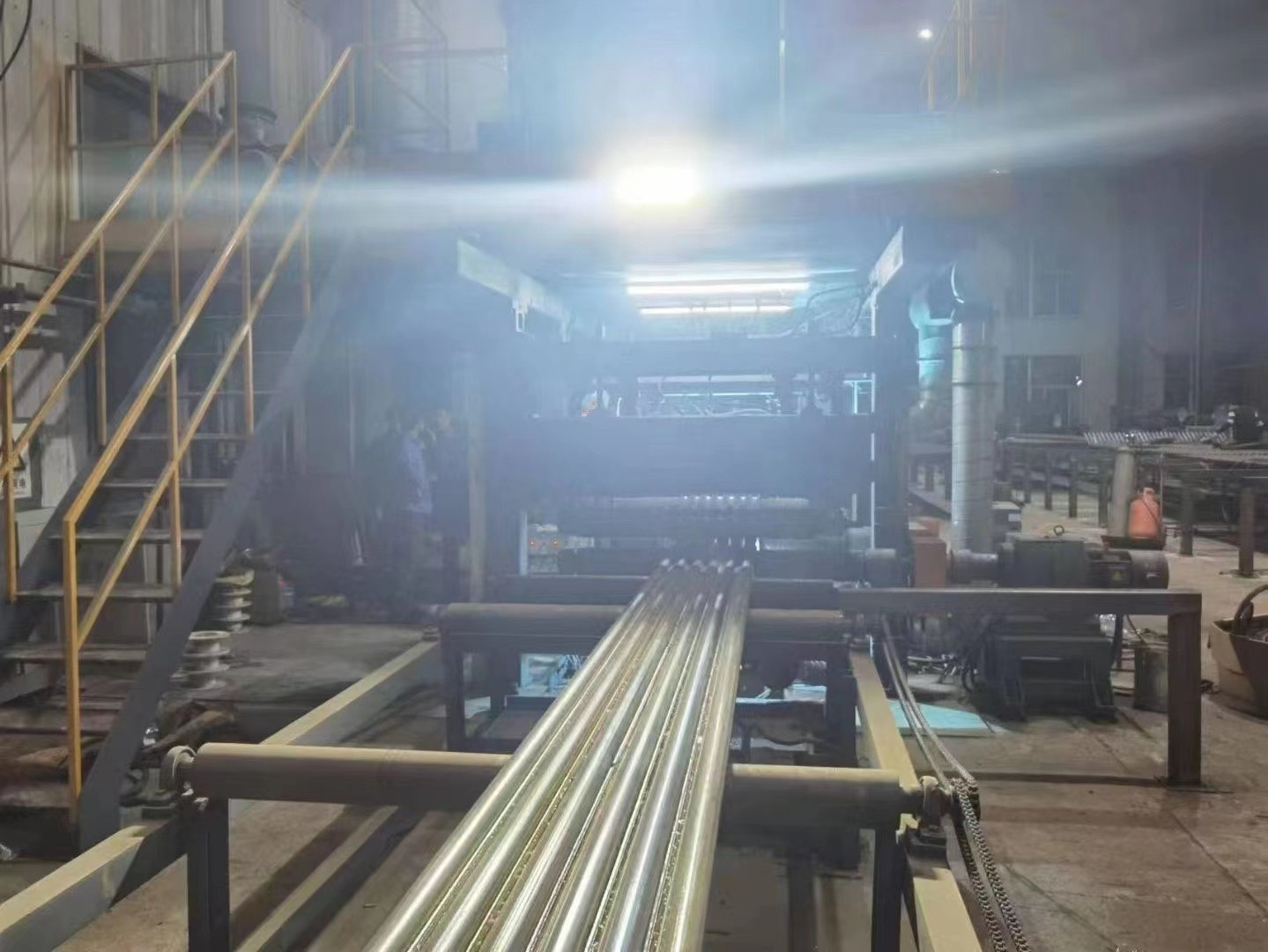 水冷壁管屏|Φ38.1×7.5 SA-213T2 每件9根水冷壁管一排，長12米，管節(jié)距50.8mm,鰭片連接，鰭片為膜式扁鋼厚δ6.4㎜，材料為15CrMo，采用雙面坡口焊接型式